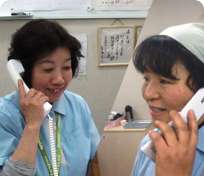 報告をするスタッフ